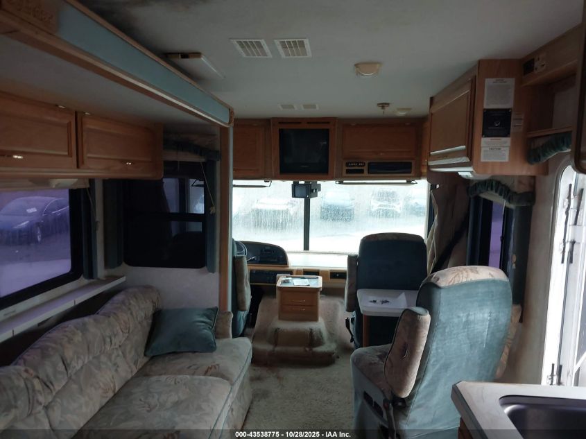 2000 Ford F550 Super Duty Stripped Chass VIN: 1FCNF53S9Y0A02145 Lot: 43951438