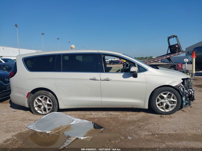 2017 Chrysler Pacifica Touring Plus VIN: 2C4RC1BG5HR839576 Lot: 43540321