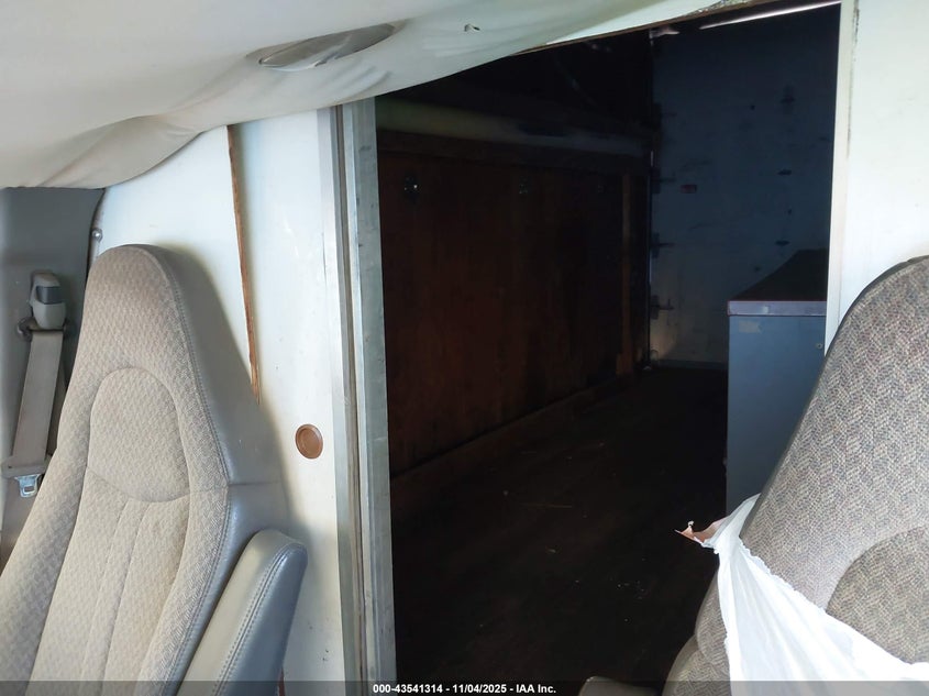 2005 Chevrolet Express Cutaway Base W/C7L/C7N VIN: 1GBJG31U451166465 Lot: 43541314