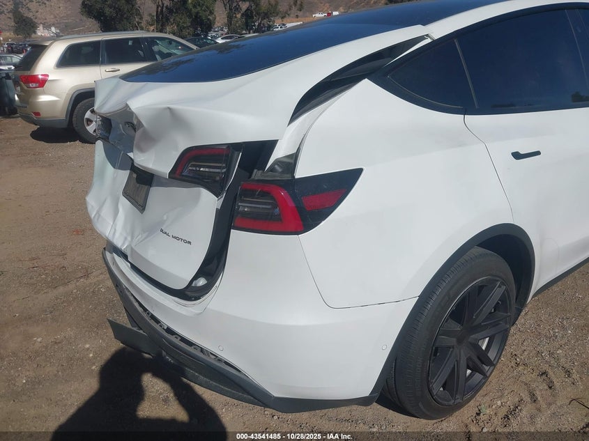 2020 Tesla Model Y Long Range Dual Motor All-Wheel Drive VIN: 5YJYGDEE8LF015281 Lot: 43541485