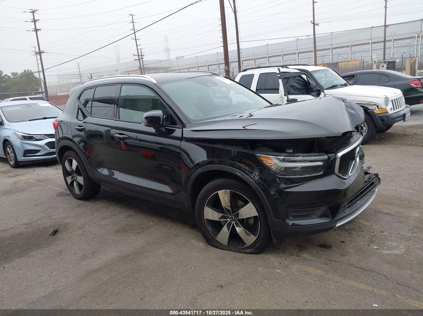 VOLVO XC40 T5 MOMENTUM