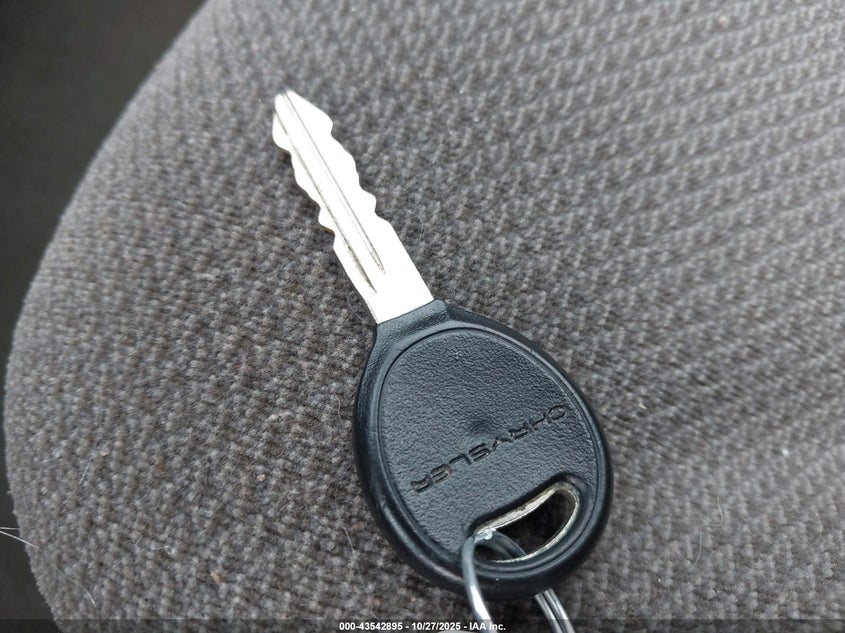 2002 Chrysler Voyager VIN: 1C4GJ25332B614042 Lot: 43542895