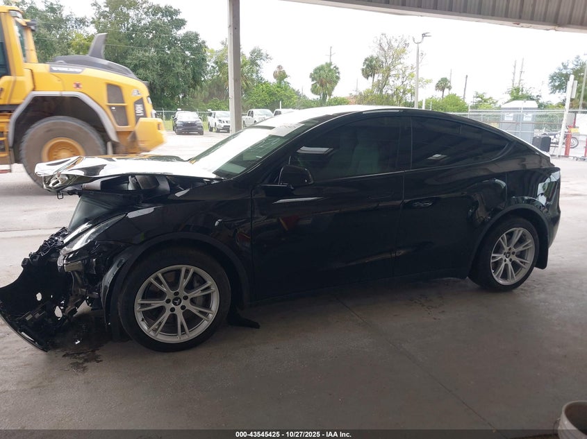 2022 Tesla Model Y Long Range Dual Motor All-Wheel Drive VIN: 7SAYGDEE1NF328579 Lot: 43545425