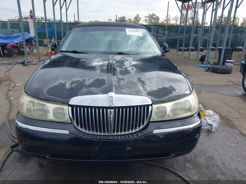 2000 Lincoln Town Car Executive VIN: 1LNHM81W9YY820577 Lot: 43546004