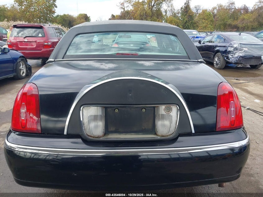 2000 Lincoln Town Car Executive VIN: 1LNHM81W9YY820577 Lot: 43546004
