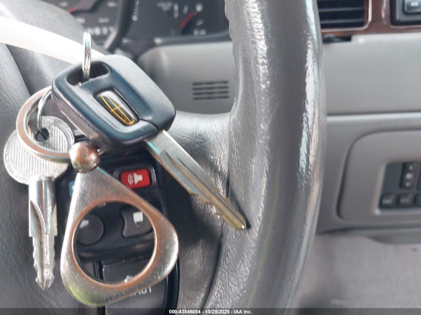 2000 Lincoln Town Car Executive VIN: 1LNHM81W9YY820577 Lot: 43546004