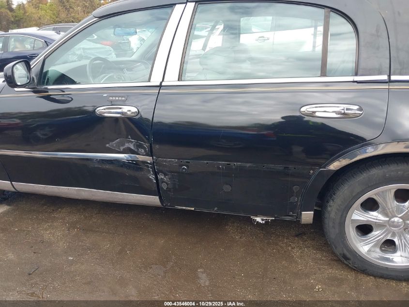 2000 Lincoln Town Car Executive VIN: 1LNHM81W9YY820577 Lot: 43546004