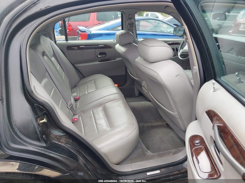 2000 Lincoln Town Car Executive VIN: 1LNHM81W9YY820577 Lot: 43546004