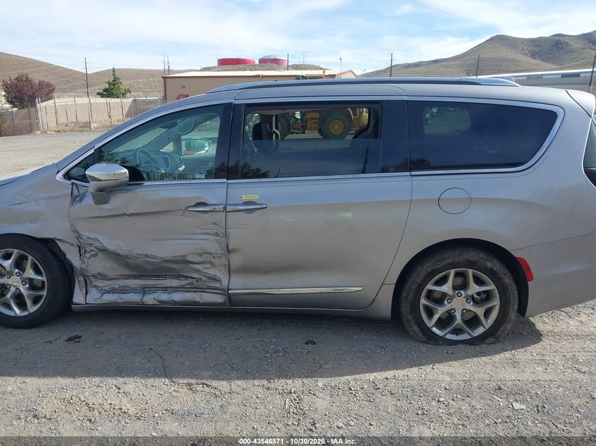 2018 Chrysler Pacifica Limited VIN: 2C4RC1GGXJR272568 Lot: 43546571