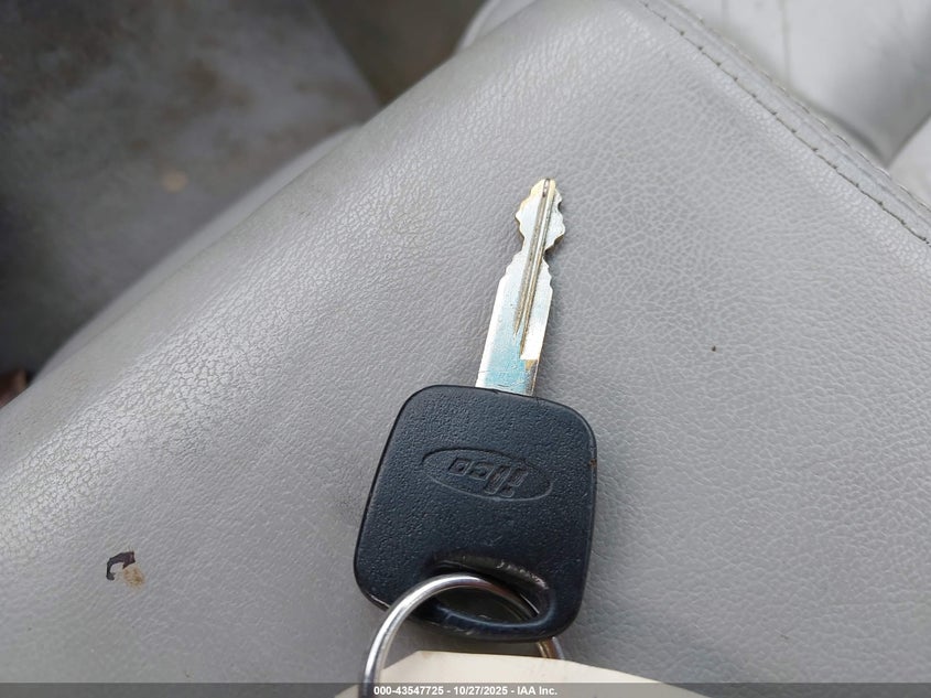 2002 Lincoln Town Car Executive VIN: 1LNHM81W52Y671124 Lot: 43547725