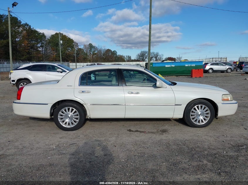 2003 Lincoln Town Car Signature VIN: 1LNHM82W13Y660914 Lot: 43547839