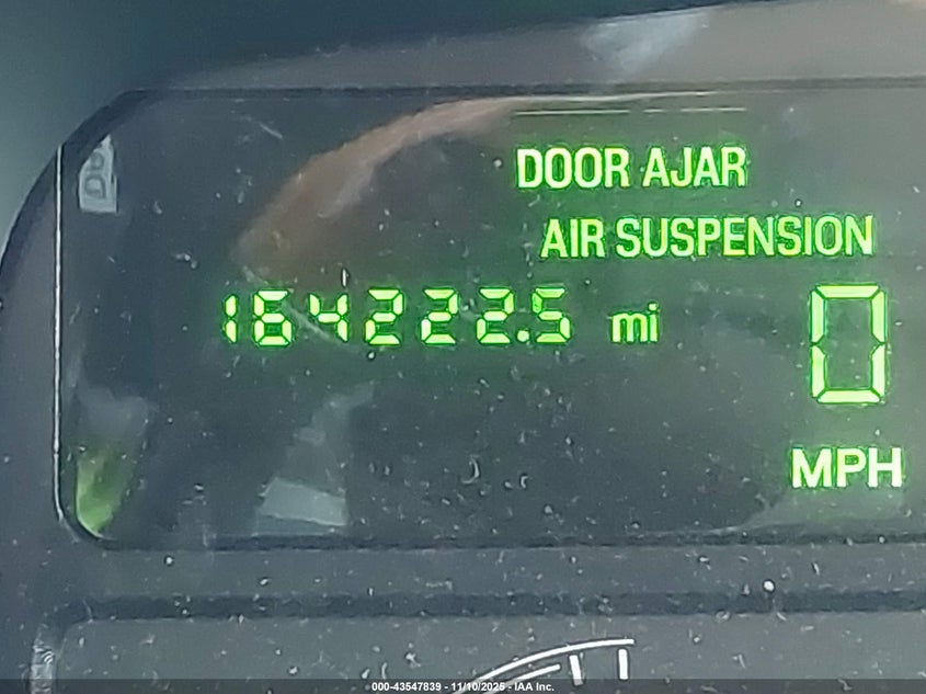 2003 Lincoln Town Car Signature VIN: 1LNHM82W13Y660914 Lot: 43547839