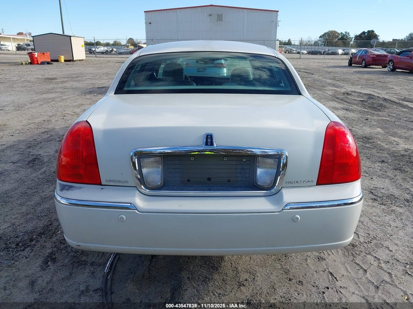 2003 Lincoln Town Car Signature VIN: 1LNHM82W13Y660914 Lot: 43547839