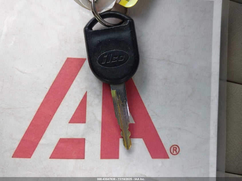 2003 Lincoln Town Car Signature VIN: 1LNHM82W13Y660914 Lot: 43547839