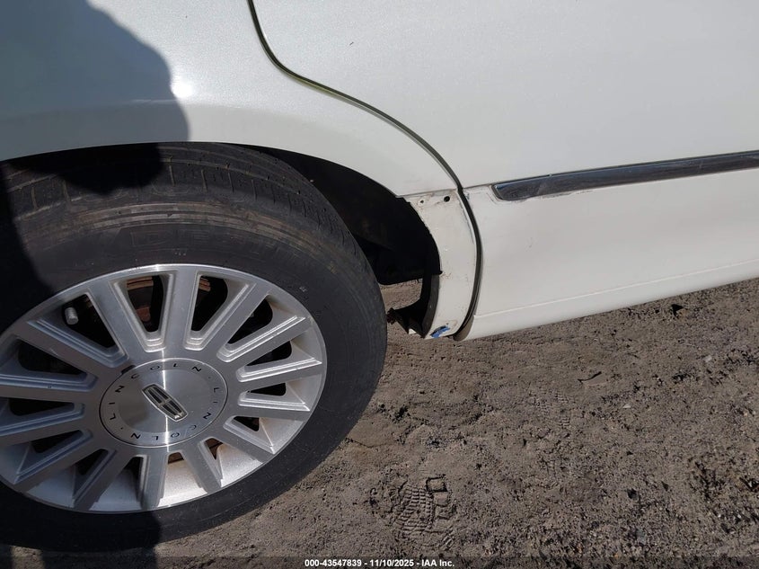 2003 Lincoln Town Car Signature VIN: 1LNHM82W13Y660914 Lot: 43547839