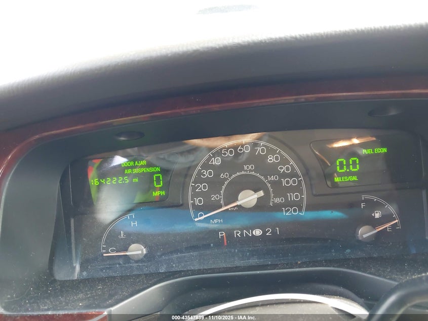 2003 Lincoln Town Car Signature VIN: 1LNHM82W13Y660914 Lot: 43547839