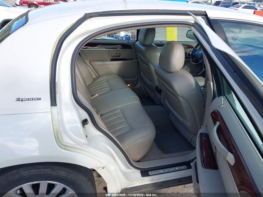 2003 Lincoln Town Car Signature VIN: 1LNHM82W13Y660914 Lot: 43547839