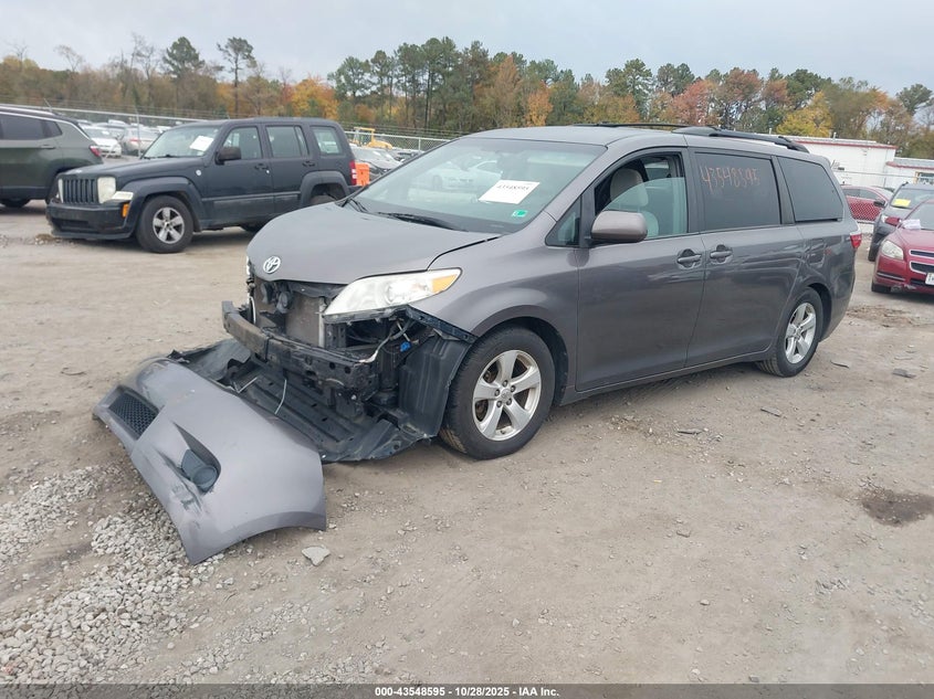 5TDKK3DC0FS578517 2015 TOYOTA SIENNA photo no. 2
