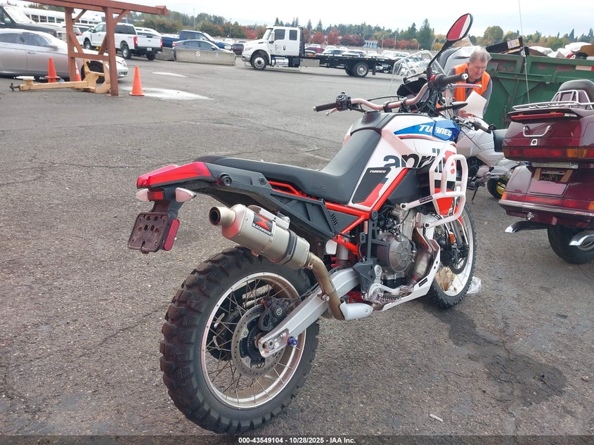 ZD4XBUA01RS002053 2024 APRILIA TUAREG photo no. 4