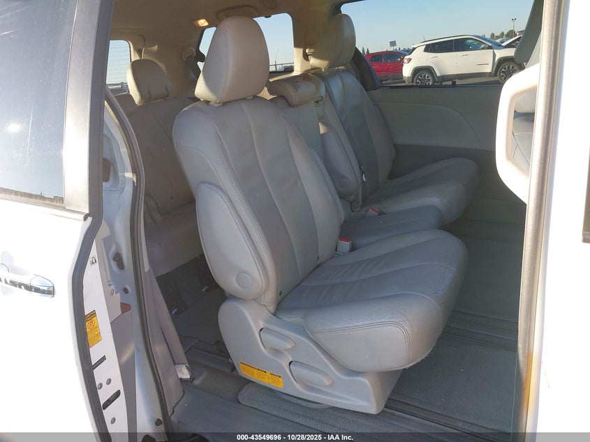 5TDYK3DC4DS332741 2013 TOYOTA SIENNA photo no. 8