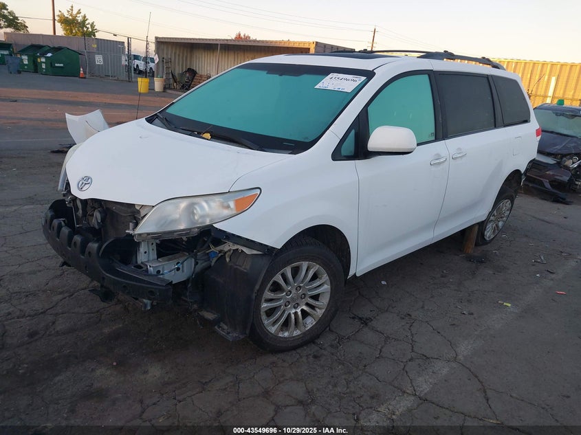 5TDYK3DC4DS332741 2013 TOYOTA SIENNA photo no. 2