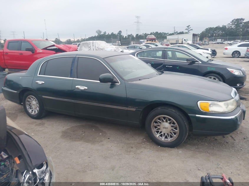 1999 Lincoln Town Car Signature VIN: 1LNHM82W6XY617045 Lot: 43550515