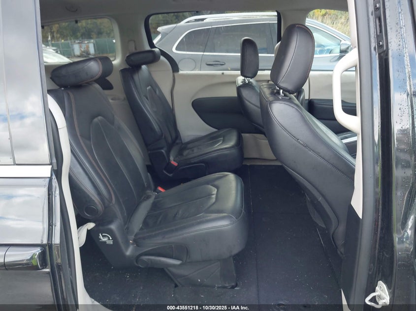 2017 Chrysler Pacifica Touring-L VIN: 2C4RC1BG8HR810010 Lot: 43551218