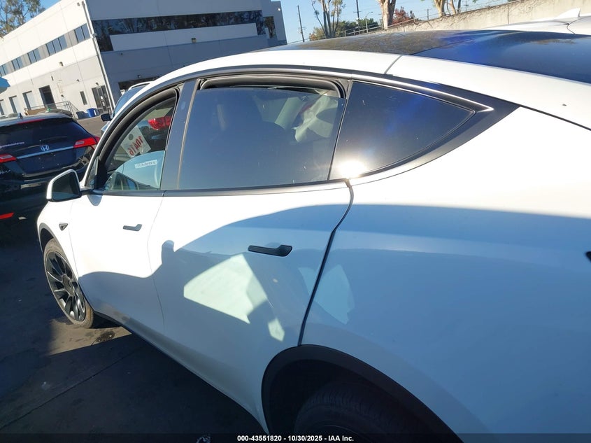 2022 Tesla Model Y Long Range Dual Motor All-Wheel Drive VIN: 7SAYGDEE0NF506224 Lot: 43551820