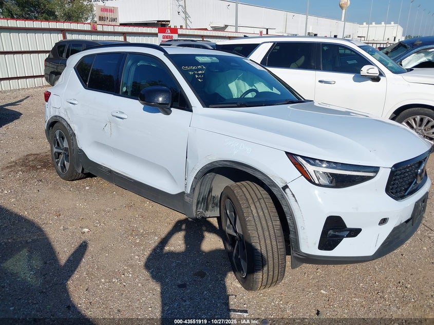 VOLVO XC40 B5 PLUS DARK THEME