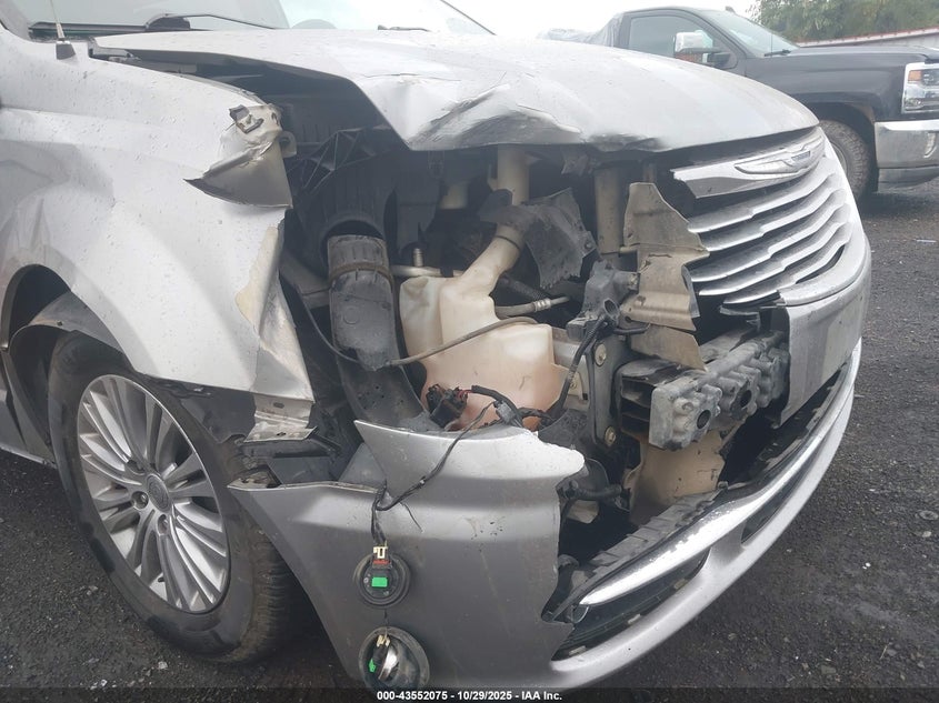 2016 Chrysler Town & Country Touring-L VIN: 2C4RC1CG2GR282784 Lot: 43552075