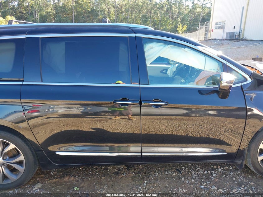 2017 Chrysler Pacifica Limited VIN: 2C4RC1GG2HR584040 Lot: 43552842