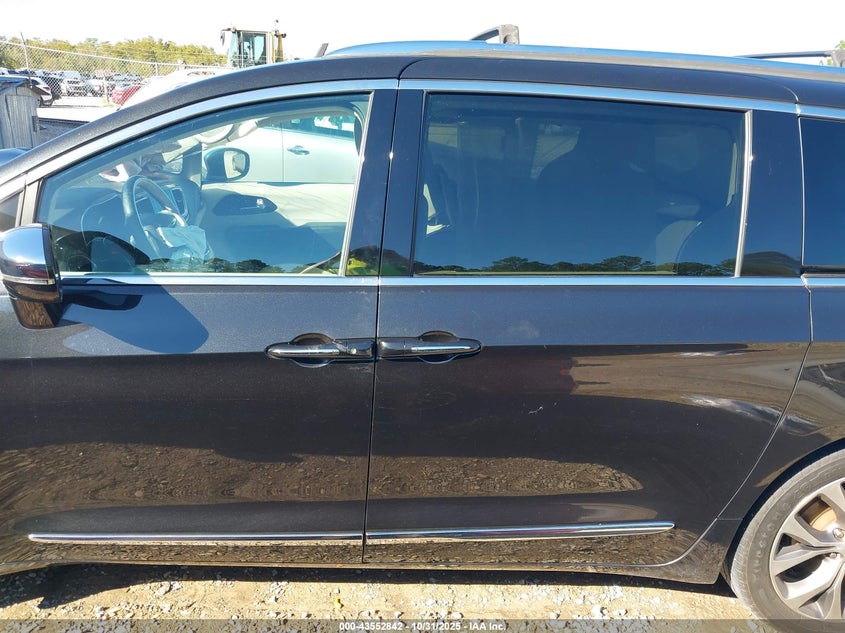 2017 Chrysler Pacifica Limited VIN: 2C4RC1GG2HR584040 Lot: 43552842