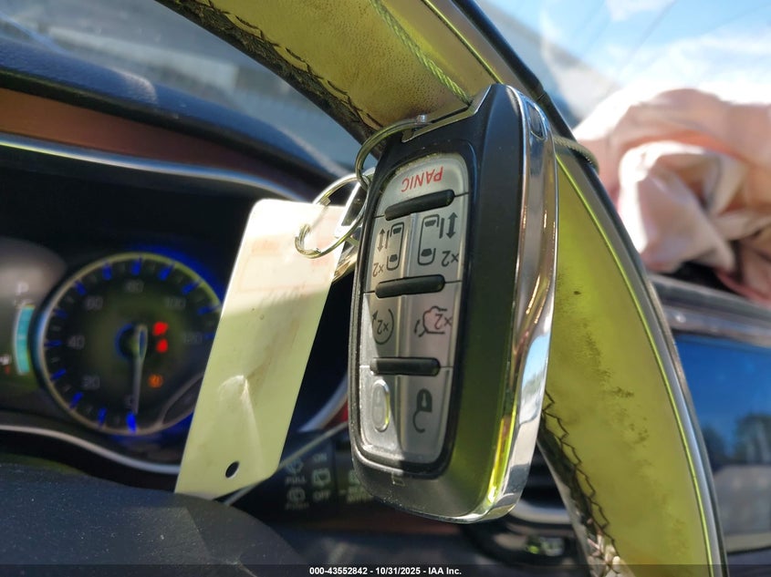 2017 Chrysler Pacifica Limited VIN: 2C4RC1GG2HR584040 Lot: 43552842