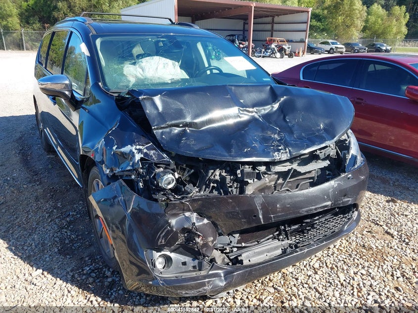 2017 Chrysler Pacifica Limited VIN: 2C4RC1GG2HR584040 Lot: 43552842