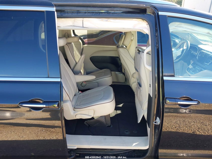 2017 Chrysler Pacifica Limited VIN: 2C4RC1GG2HR584040 Lot: 43552842