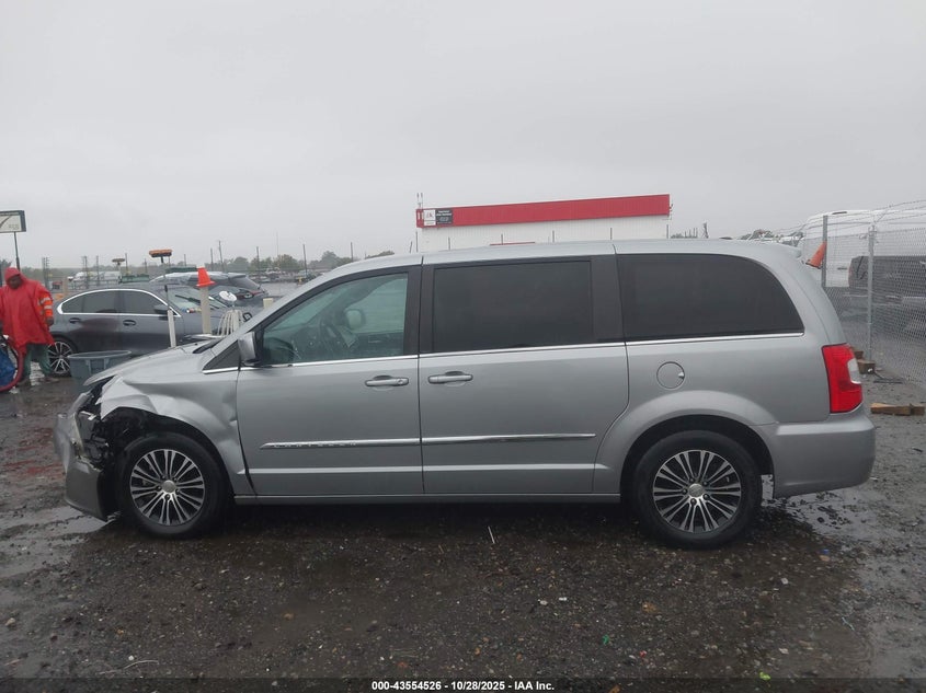 2014 Chrysler Town & Country S VIN: 2C4RC1HG2ER203927 Lot: 43554526