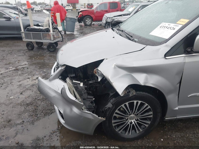 2014 Chrysler Town & Country S VIN: 2C4RC1HG2ER203927 Lot: 43554526