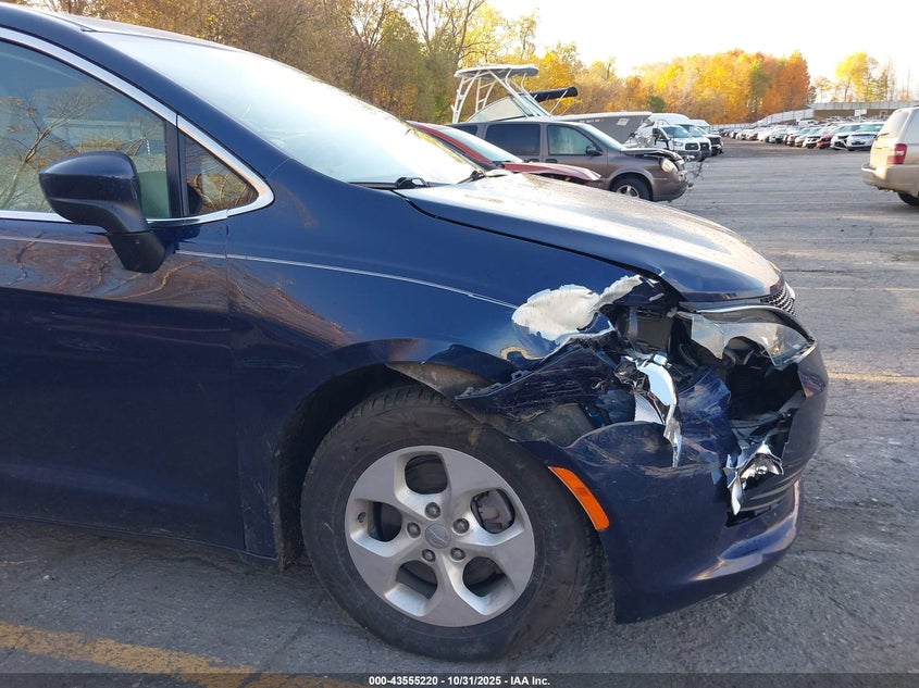2017 Chrysler Pacifica Lx VIN: 2C4RC1CGXHR513707 Lot: 43555220