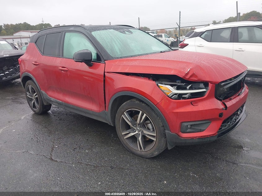 VOLVO XC40 T4 R-DESIGN