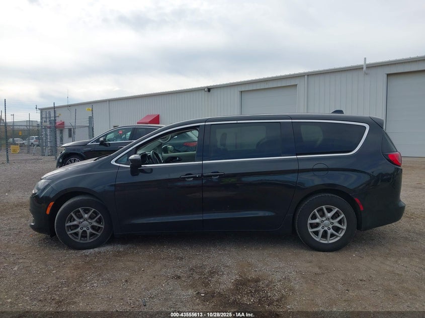 2017 Chrysler Pacifica Touring VIN: 2C4RC1DG6HR531992 Lot: 43555613