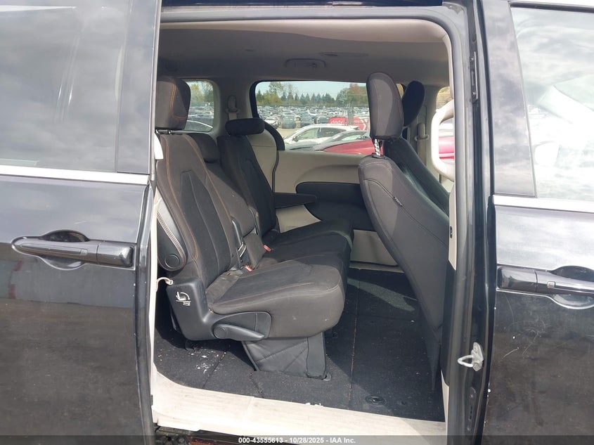 2017 Chrysler Pacifica Touring VIN: 2C4RC1DG6HR531992 Lot: 43555613