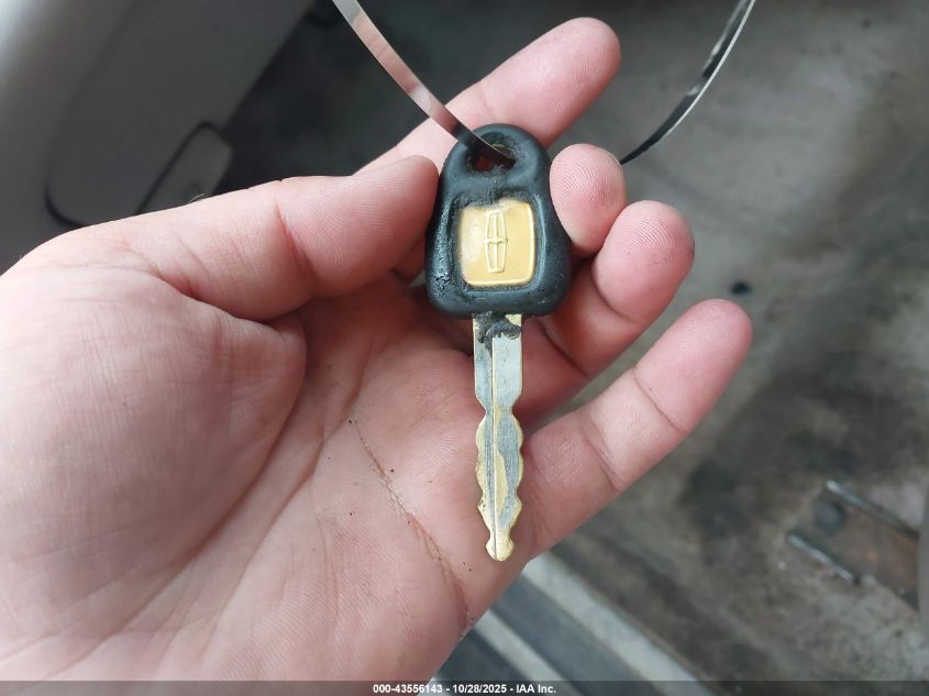 1995 Lincoln Town Car Signature/Spinnaker VIN: 1LNLM82W4SY754004 Lot: 43556143