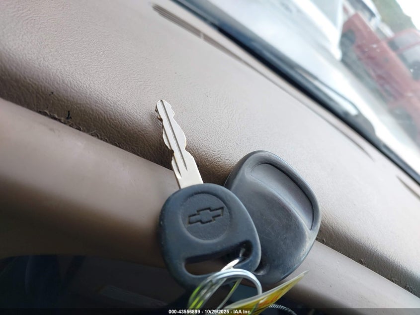 2000 Chevrolet Tahoe C1500 VIN: 1GNEC13TXYJ172235 Lot: 43556899