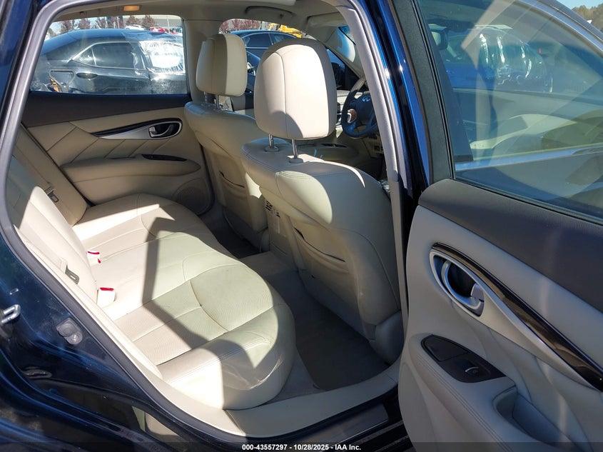 JN1BY1AR2FM560093 2015 INFINITI Q70 photo no. 8