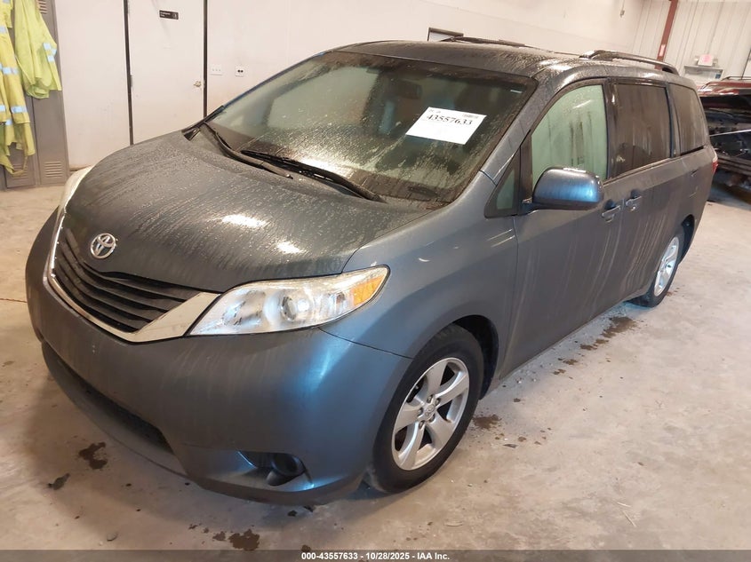 5TDKK3DC5FS623788 2015 TOYOTA SIENNA photo no. 2