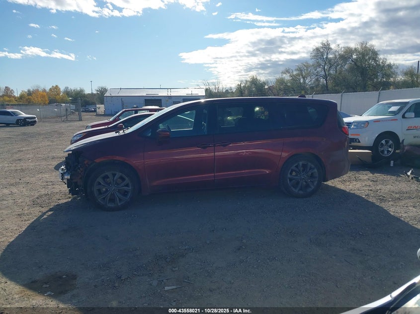 2020 Chrysler Pacifica Touring VIN: 2C4RC1FG0LR116365 Lot: 43558021