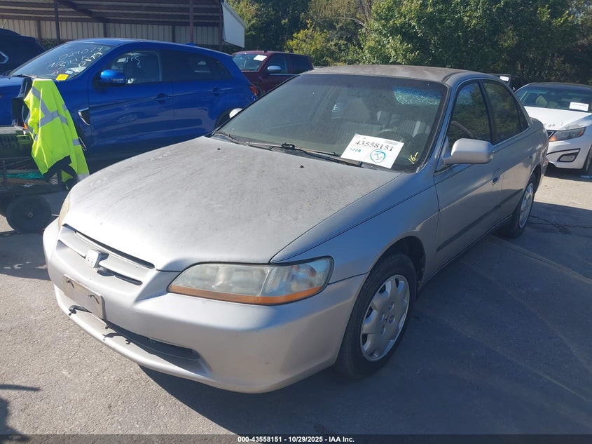 1HGCG5645WA177289 1998 HONDA ACCORD photo no. 2