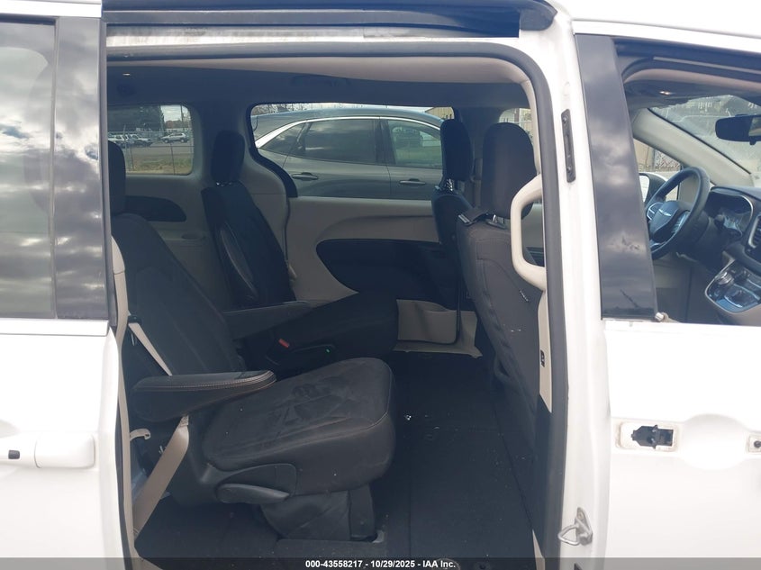 2017 Chrysler Pacifica Touring VIN: 2C4RC1DGXHR634302 Lot: 43558217