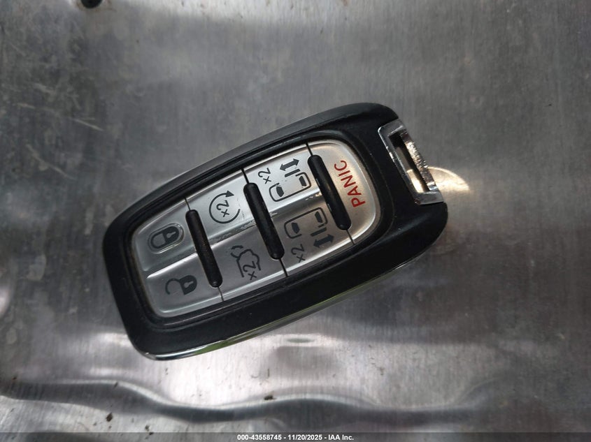 2017 Chrysler Pacifica Limited VIN: 2C4RC1GG3HR597766 Lot: 43558745