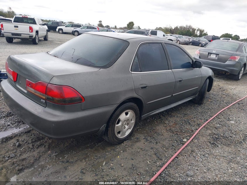 1HGCG16521A010687 2001 HONDA ACCORD photo no. 4